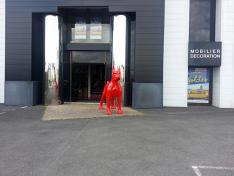 Grand boxer en résine rouge près de Poitiers