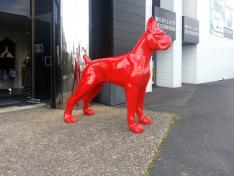 Grand boxer en résine rouge près de Poitiers