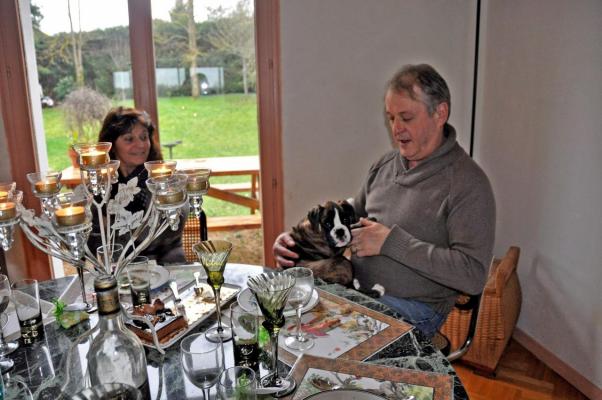 82-jours-bapteme-2-guenievre-avec-son-parrain-le-maitre-d-ulysse.jpg